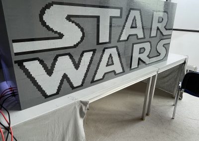 Der Star Wars Hangar von hinten. In der Rückwand ist das Wort Star Wars mit eingebaut.