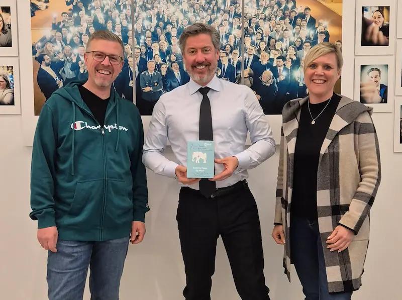 Übergabe des Sets and den Geschäftsführer Benedikt Frank