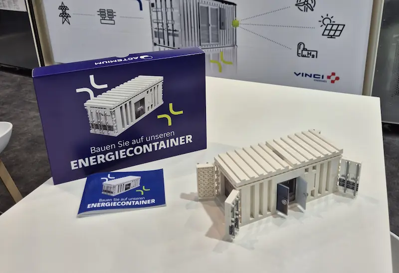 Fertiges Model des Energiecontainers der Firma Omexom aus Legosteinen mit Verpackung und Anleitung