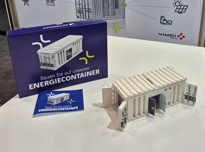 Individuelles LEGO Modell des Energiekontainers der Firma Omexom als Sonderanfertigung von Brickerie